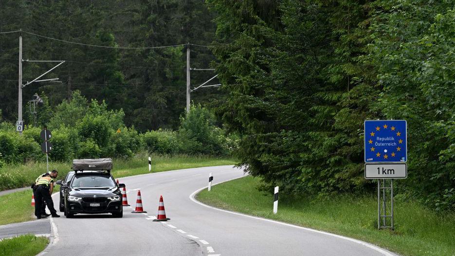 Policías paran un coche en la frontera justo antes de entrar en Alemania