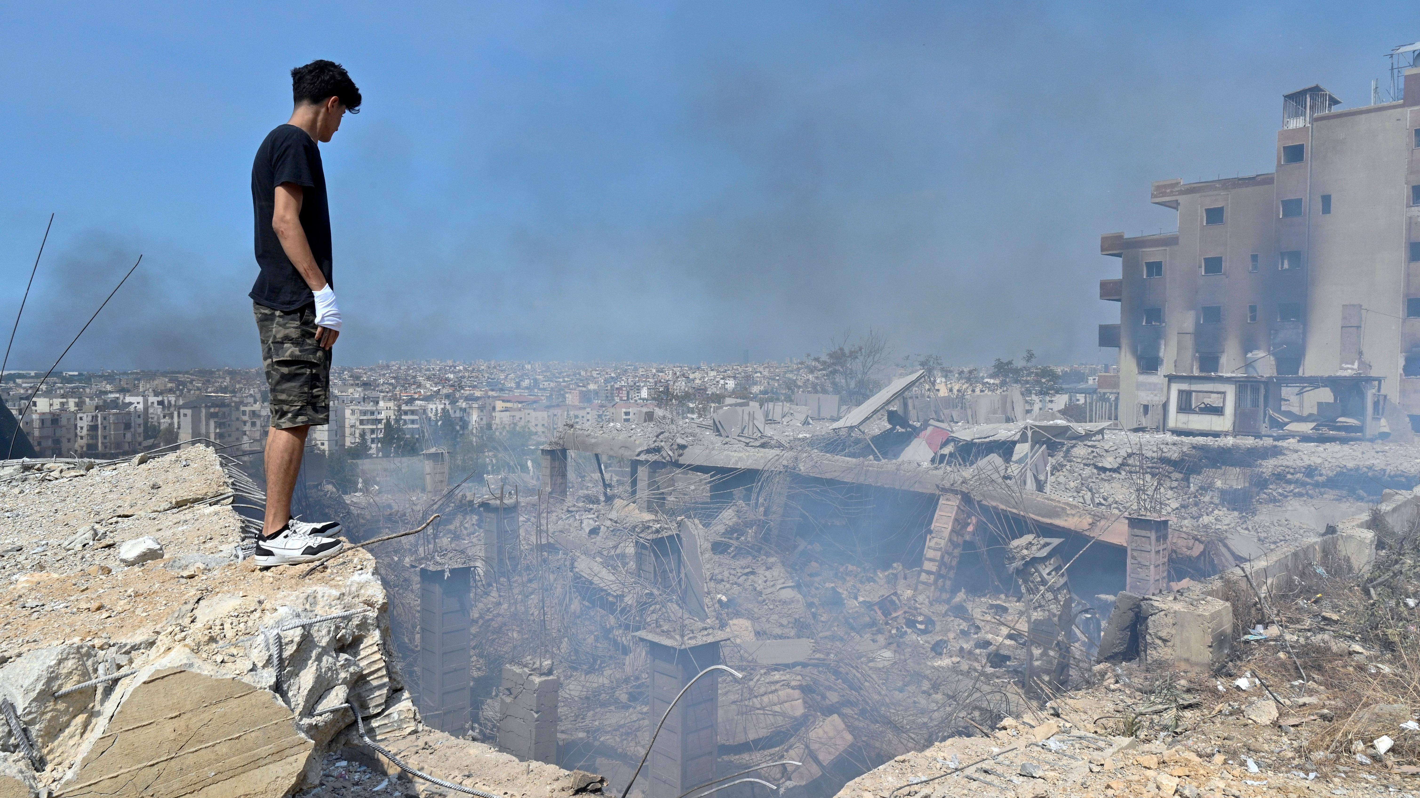 Un hombre observa los daños causados ​​por un ataque aéreo israelí en Choueifat, al sureste de Beirut, Líbano, el 28 de septiembre de 2024.