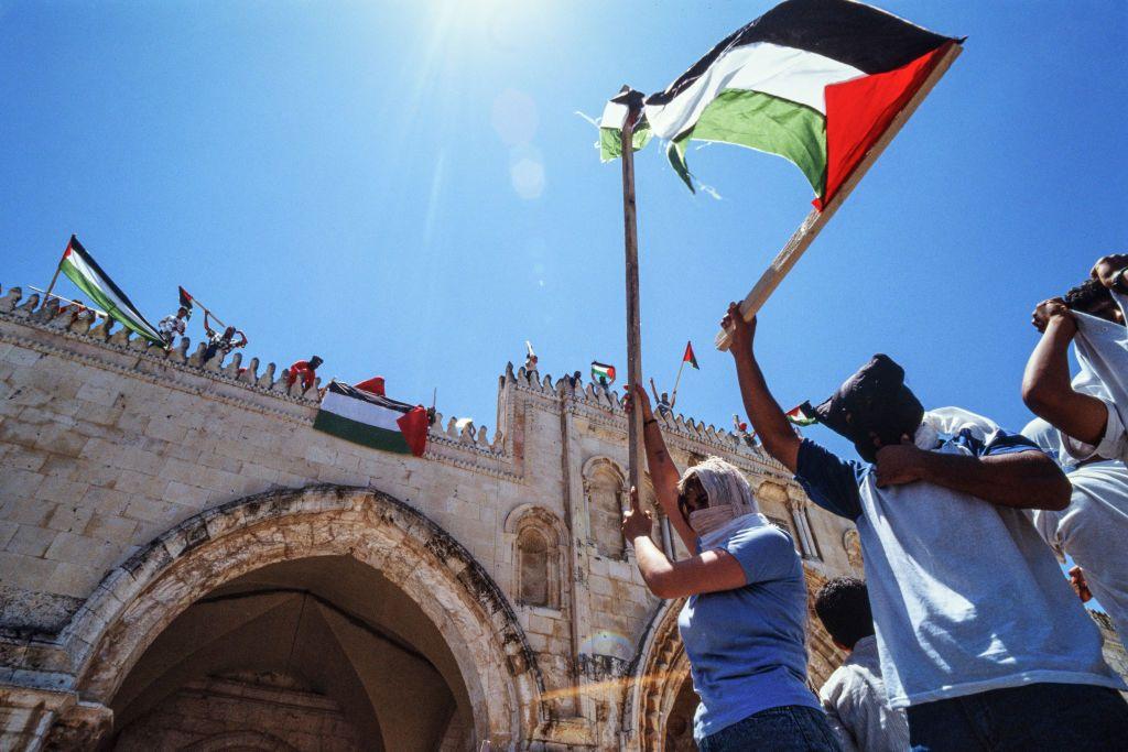 Activistas palestinos durante la primera Intifada. 