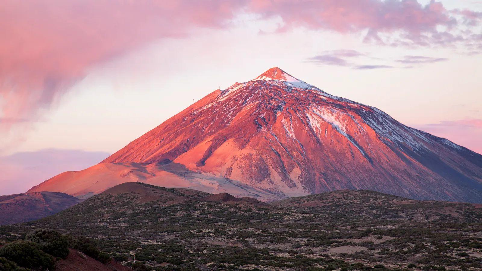 Volcán que se ve rosado