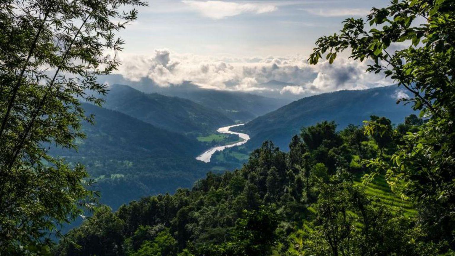 Panorámica de la cuenca del río Arun. 