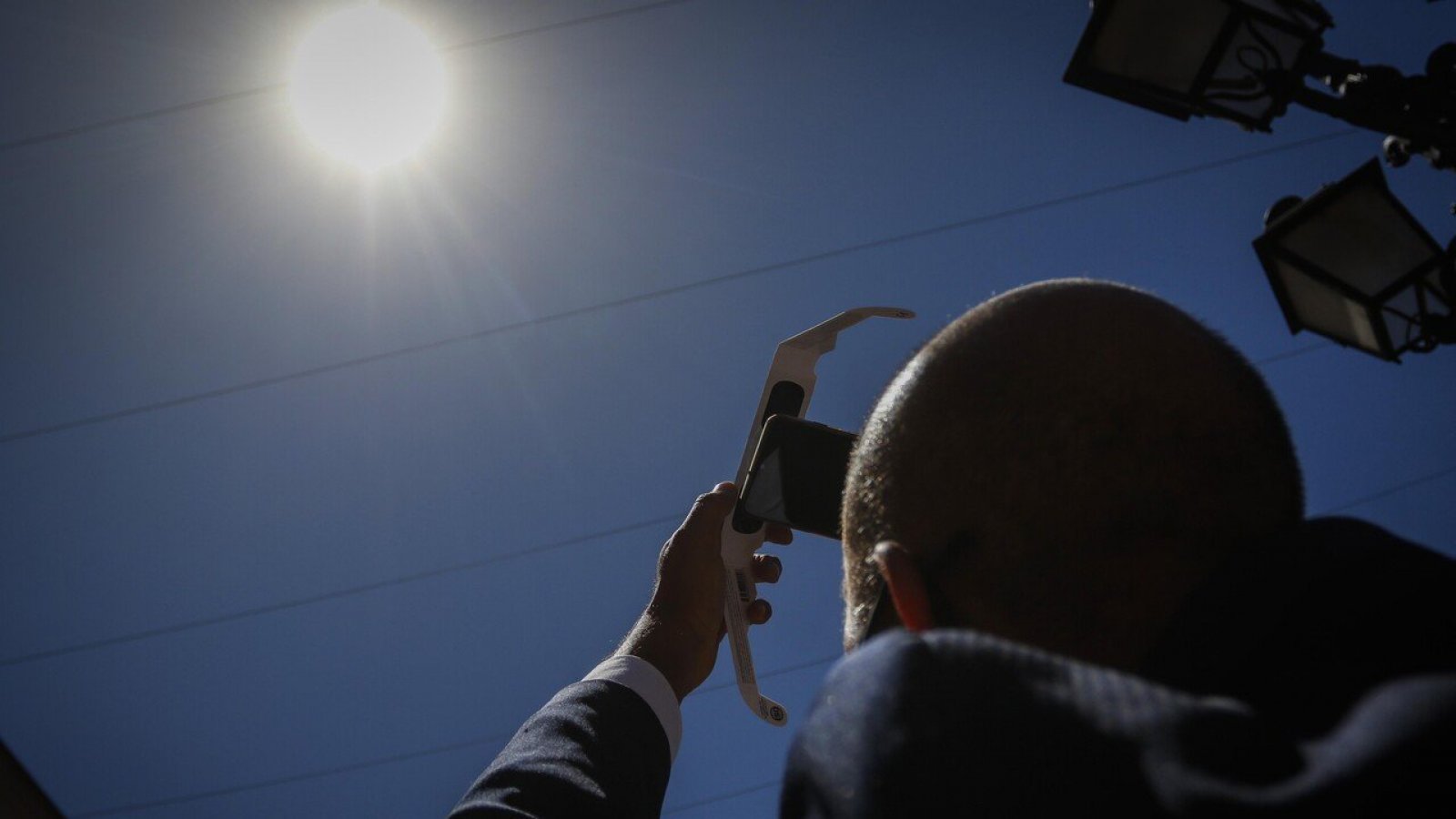 Eclipse del 2 de octubre. Persona viendo eclipse.