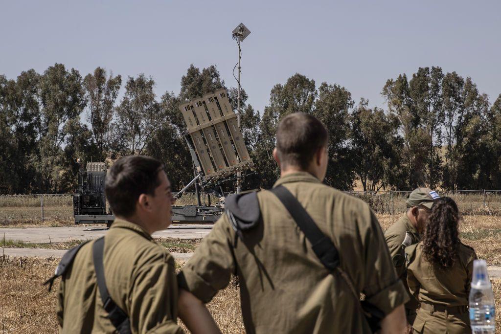 Soldados israelíes junto a una batería del Domo de Hierro