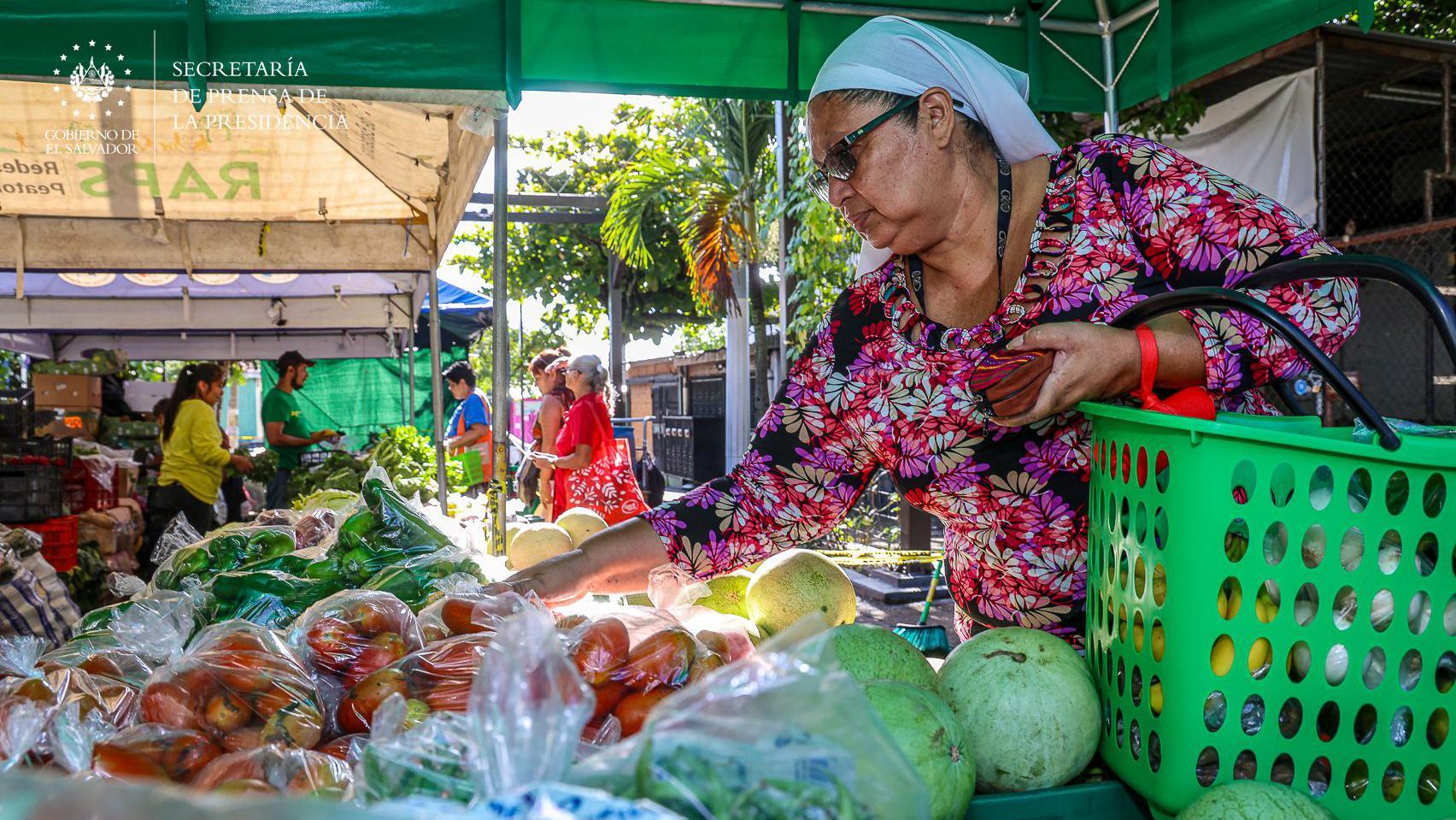 Mujer hace la compra en el agromercado de Ayutuxtepeque, El Salvador.