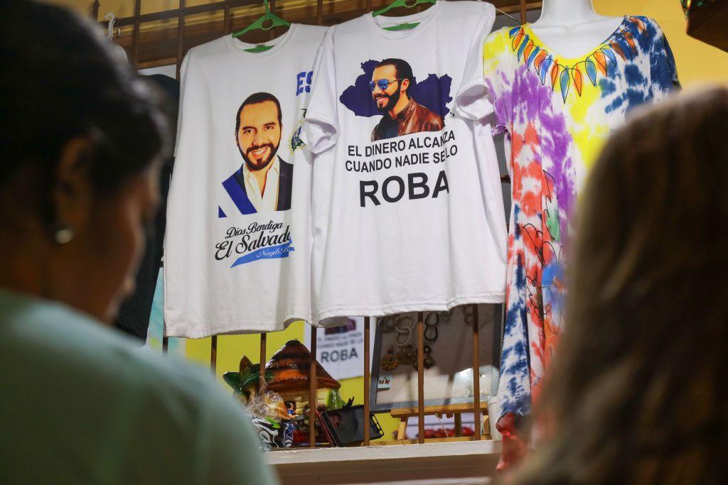 Camisetas con la foto del presidente Nayib Bukele y el lema "el dinero alcanza cuando nadie roba" en Concepción de Ataco, Ahuachapán, El Salvador, el 7 de septiembre de 2024.  