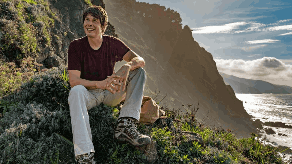 Brian Cox en una playa