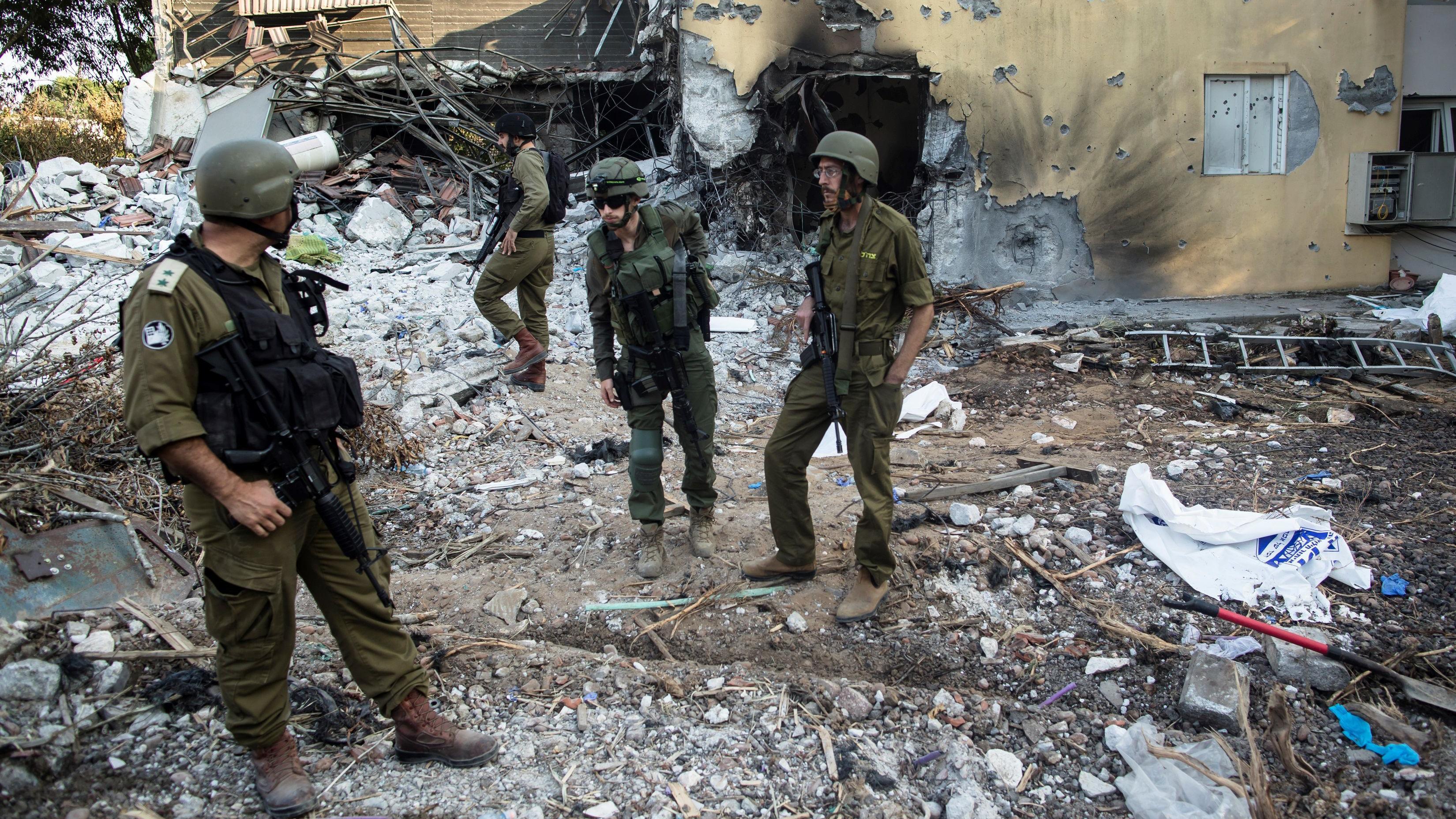 Soldados israelíes inspeccionan casas destruidas por el ataque de Hamás en octubre de 2023.