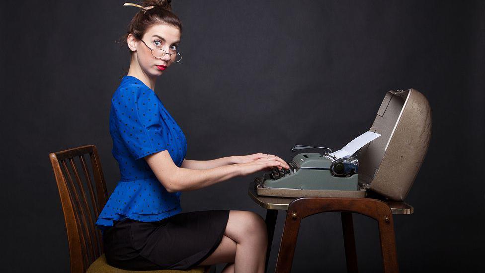 Secretaria con máquina de escribir retro