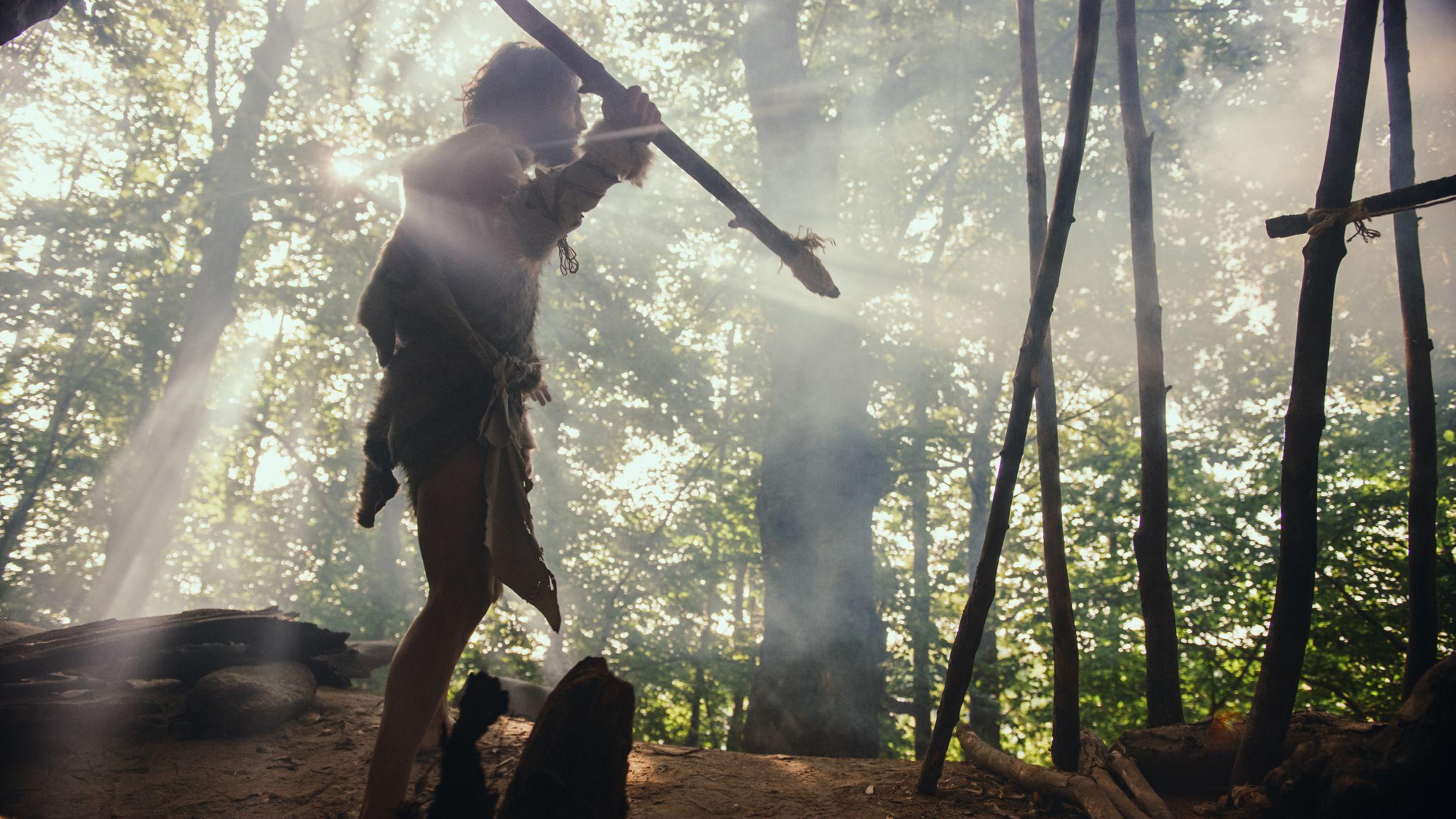 Una recreación de un hombre prehistórico con su lanza en posición de combate