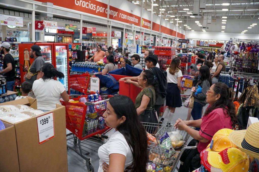 Compradores en un supermercado de Florida