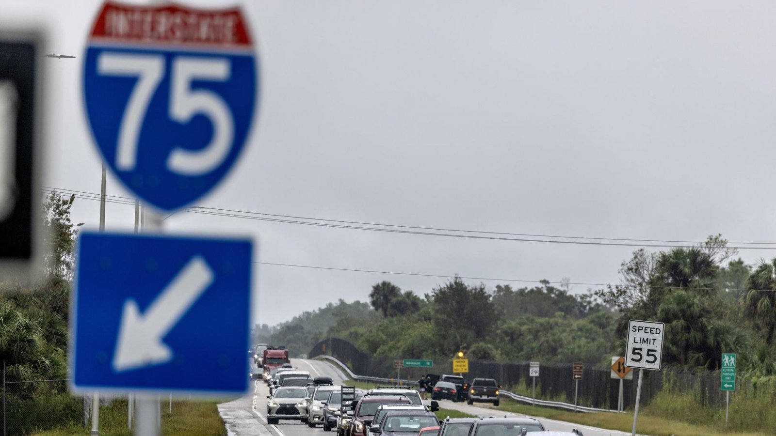 Gente evacuando en la carretera de Florida