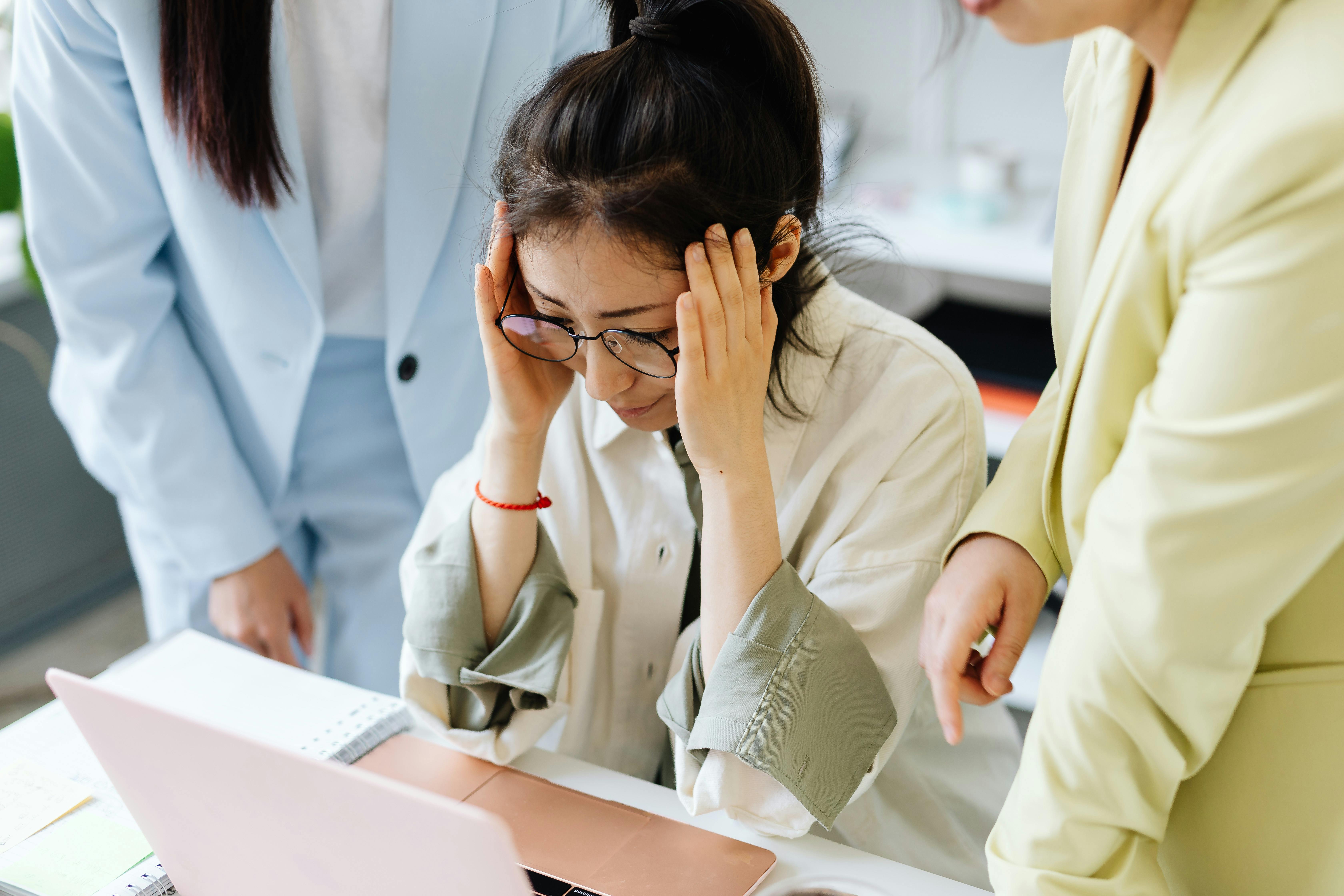 Mujer estresada en el trabajo