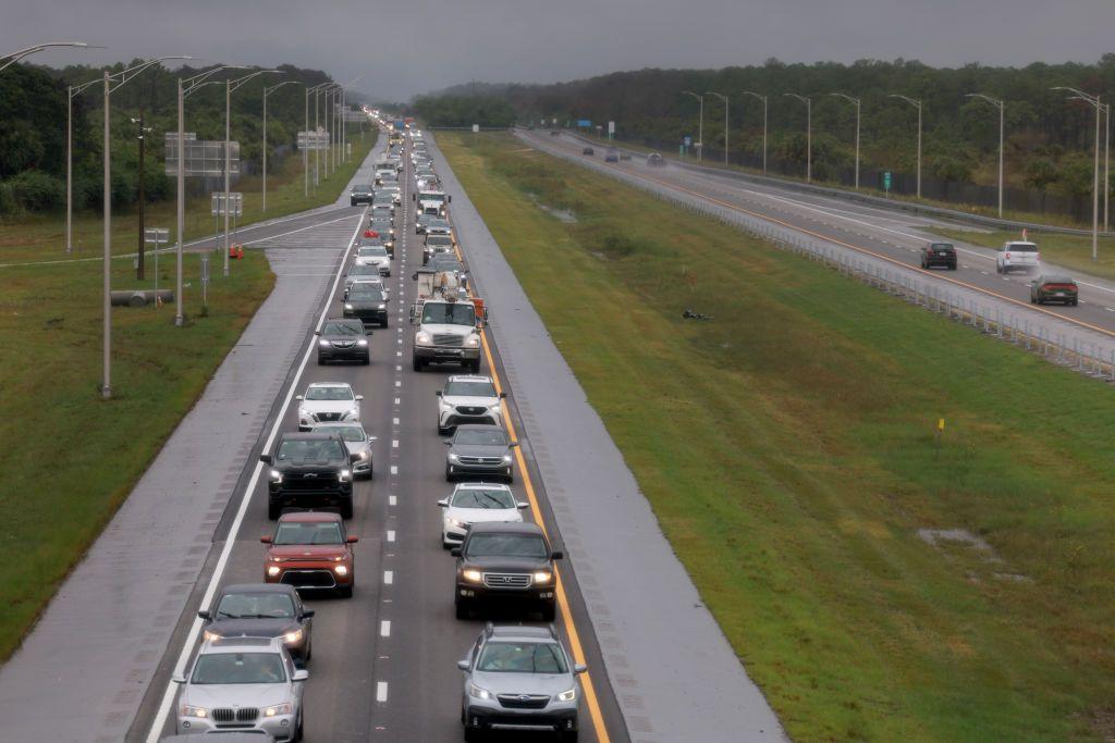 Una fila de autos en las evacuaciones por el huracán Milton