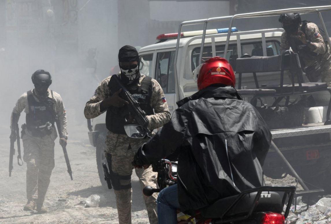 Agentes de policía patrullan las calles después de dispersar una manifestación que exigía al gobierno seguridad ante las pandillas, en Puerto Príncipe, Haití, el 19 de agosto de 2024.  