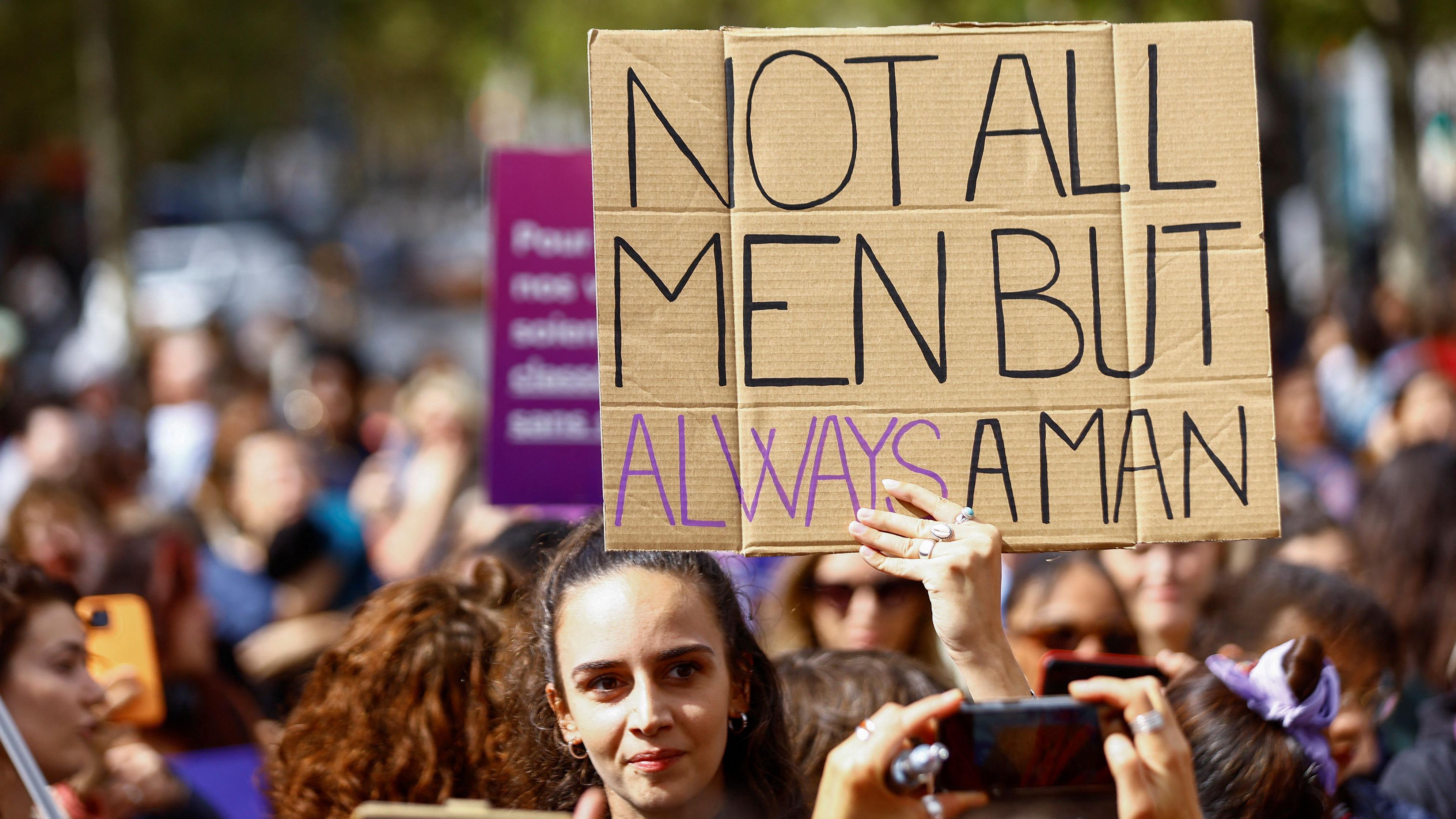 Manifestantes sostienen carteles en una protesta en apoyo a las víctimas de violación y a Gisèle Pelicot, quien presuntamente fue drogada y violada por hombres solicitados por su esposo Dominique Pelicot, mientras continúa el juicio, en la Place de la Republique en París, Francia, el 14 de septiembre de 2024.