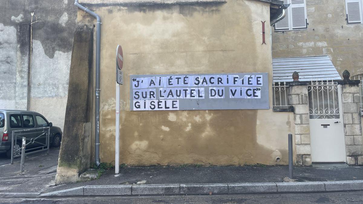 Las palabras de Gisèle Pelicot -"Fui sacrificada en el altar del vicio"- fueron inscritas en una calle de Aviñón.