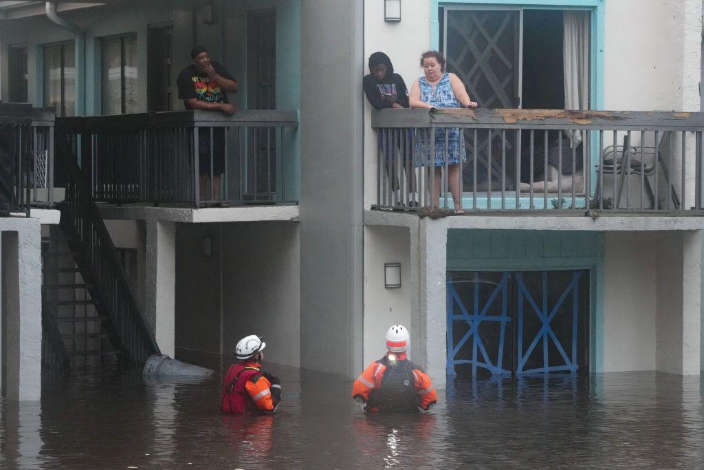 Rescatistas en una casa inundada en Clearwater