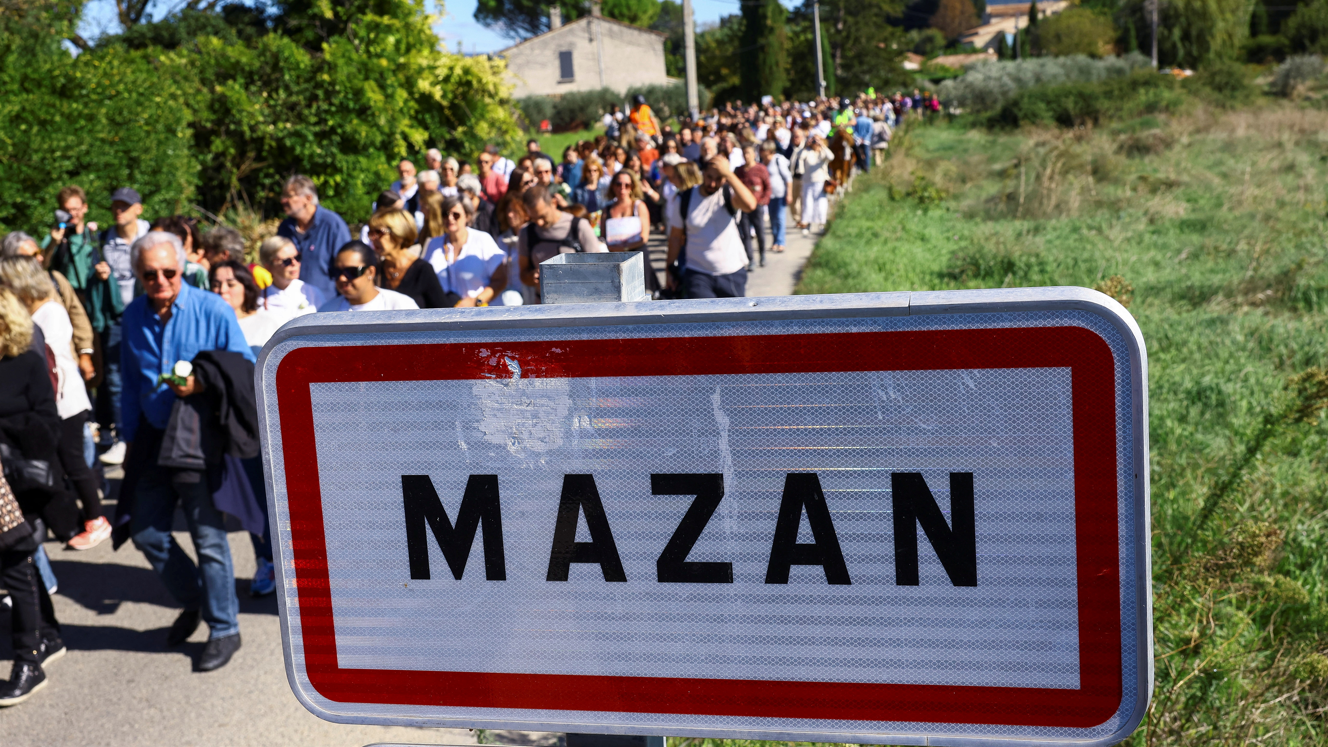 Gente marcha por Mazan.