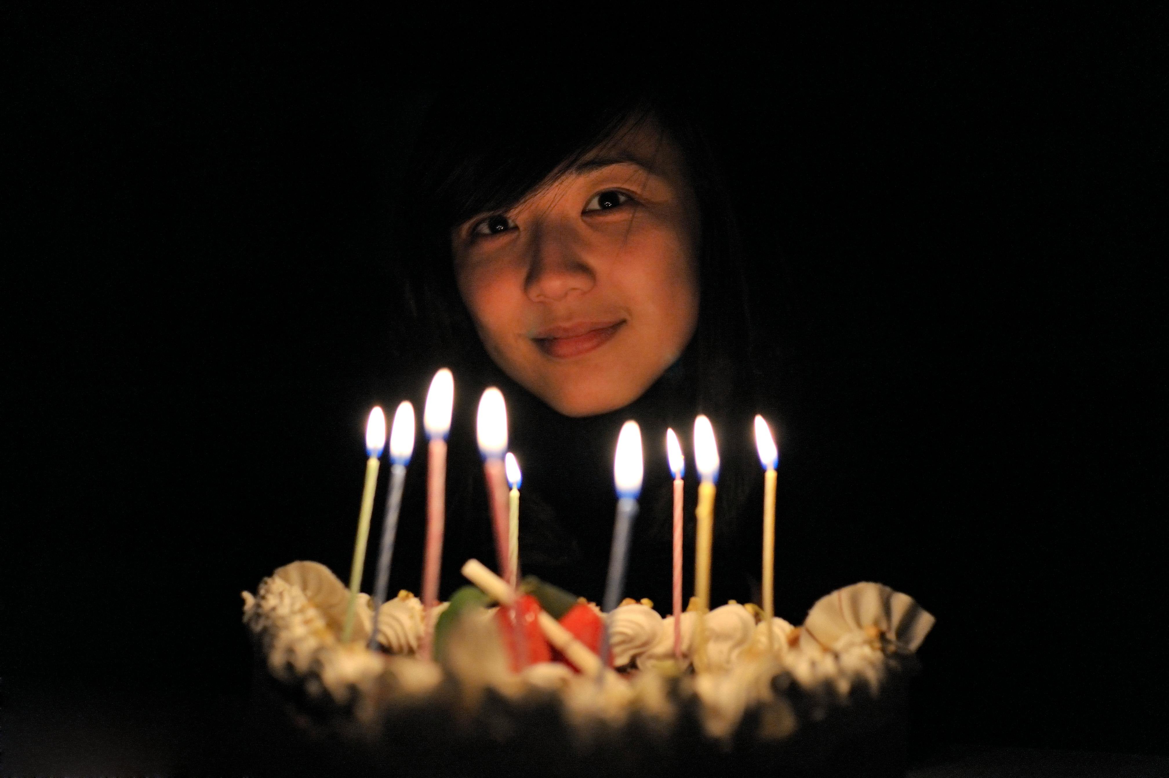 Rostro de mujer y pastel de cumpleaños