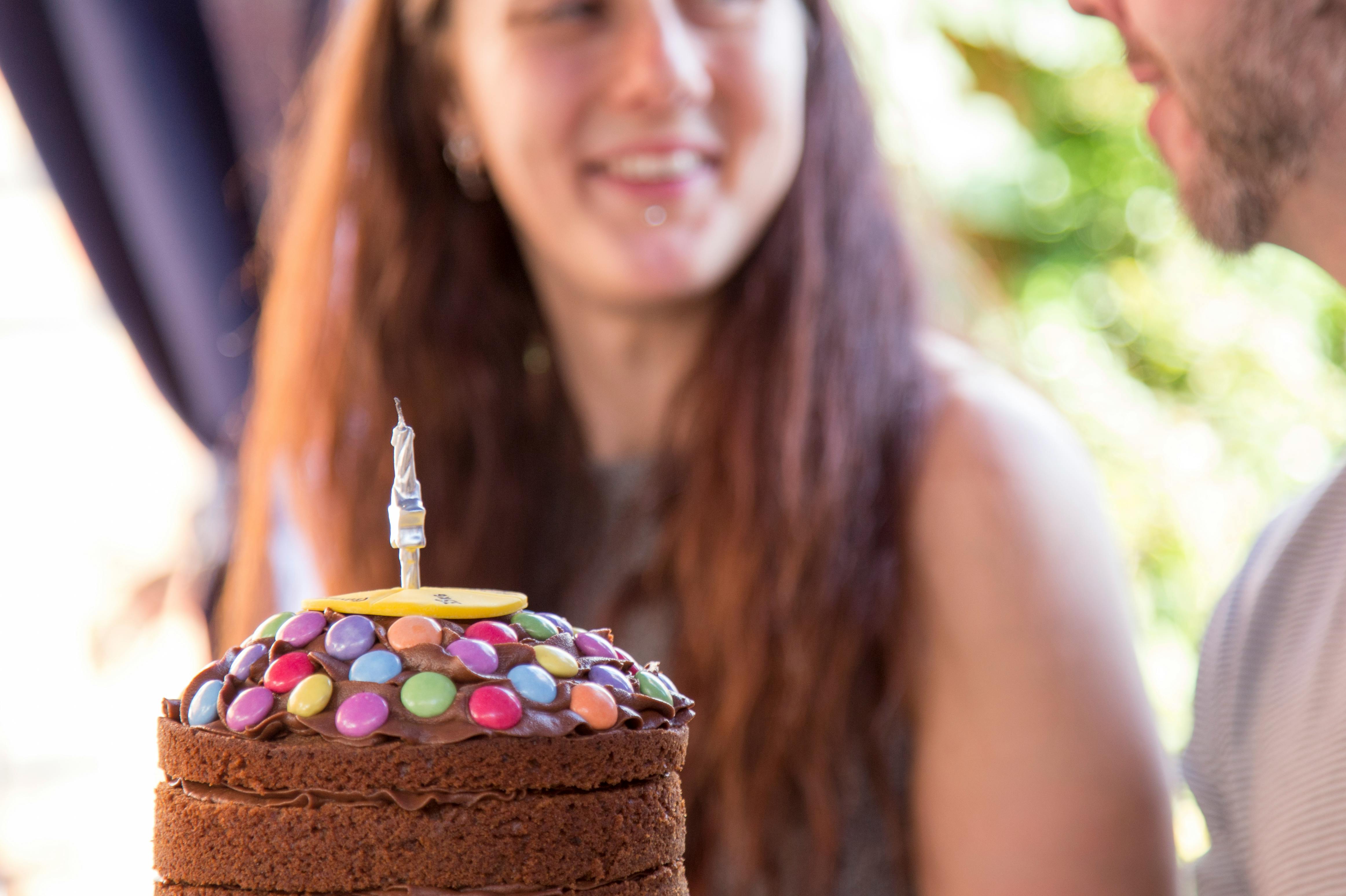 hija y pastel de cumpleaños