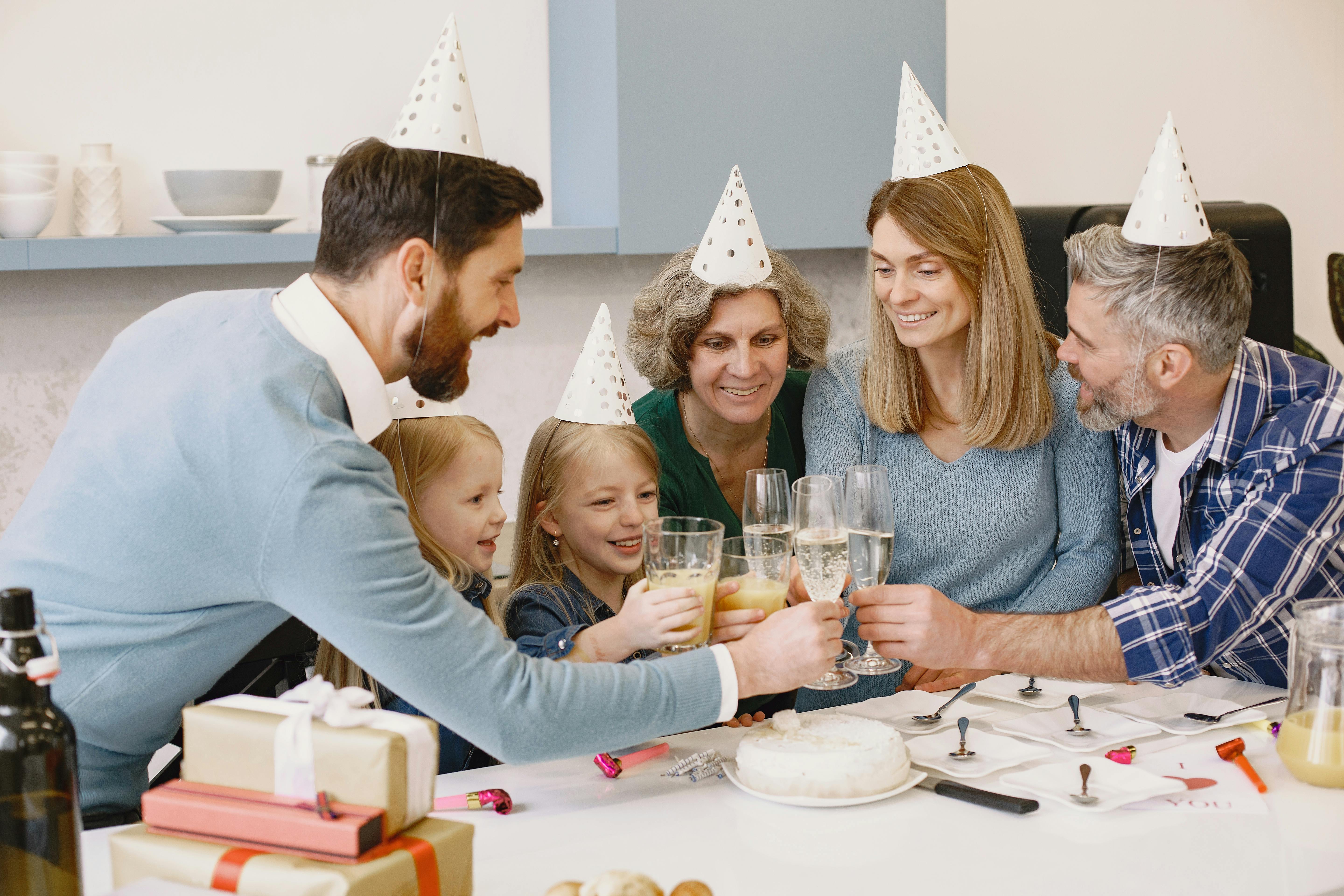 familia celebrando cumpleaños de hija