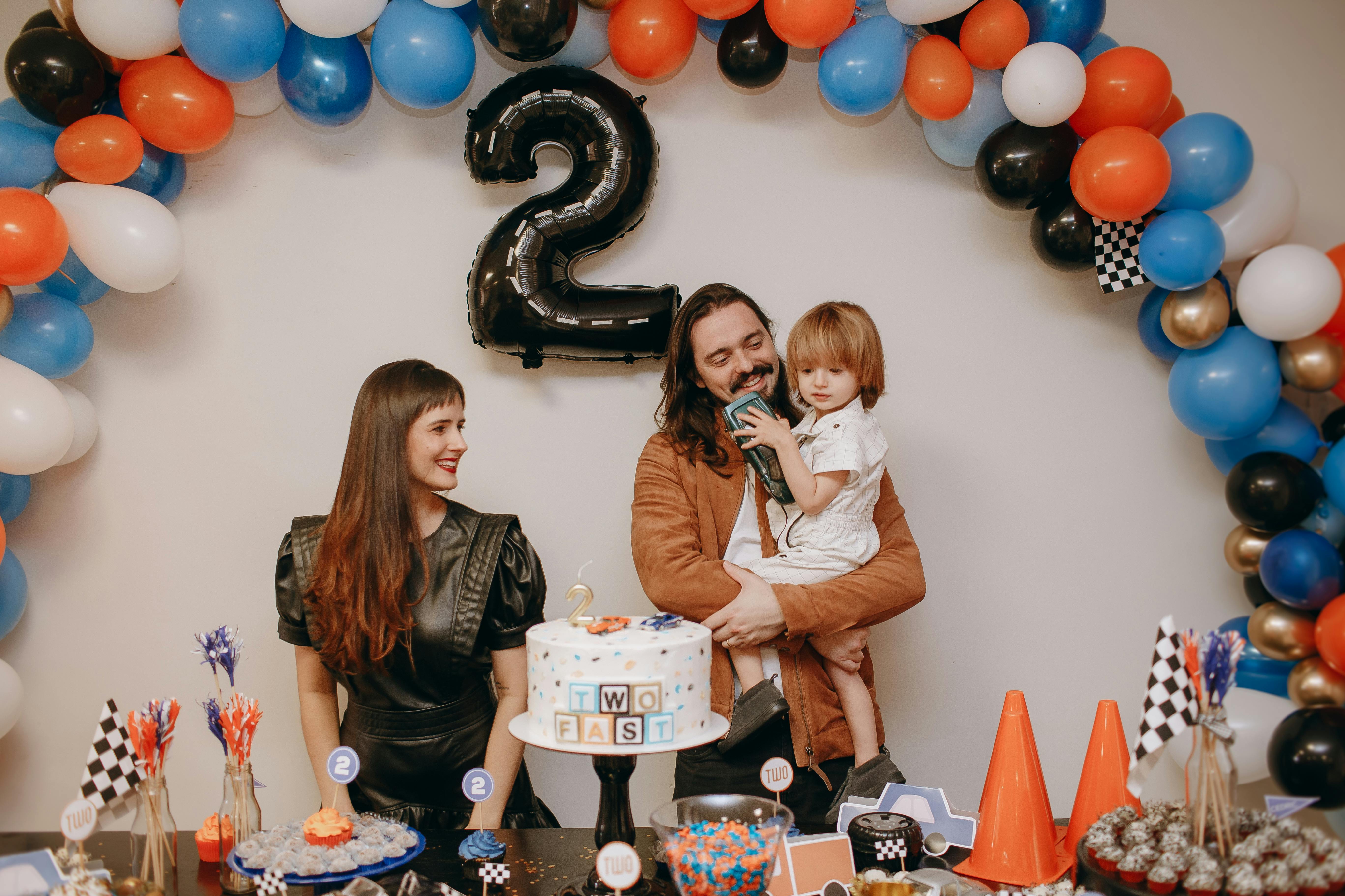 padres celebrando cumpleaños de hijo