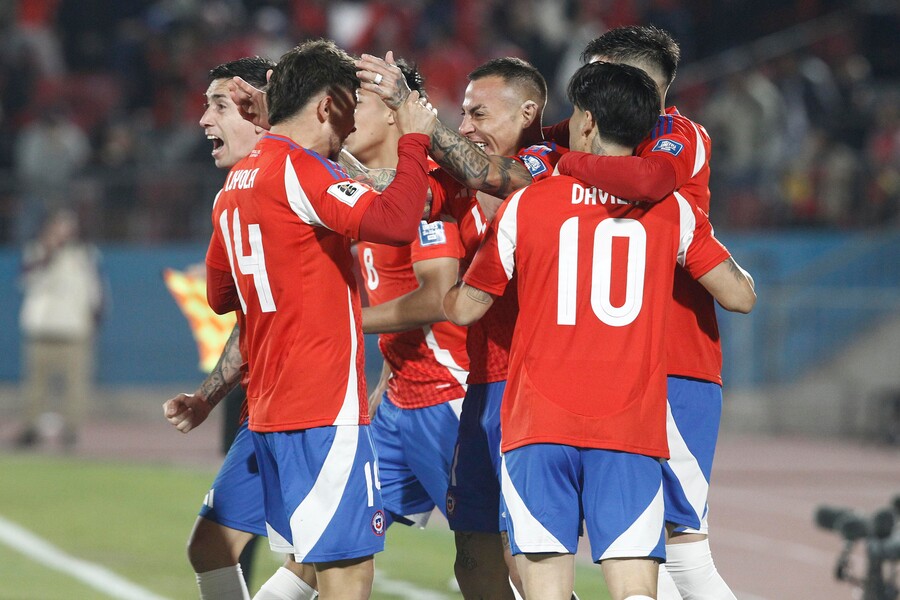 Selección Chilena celebrando un gol ante Brasil