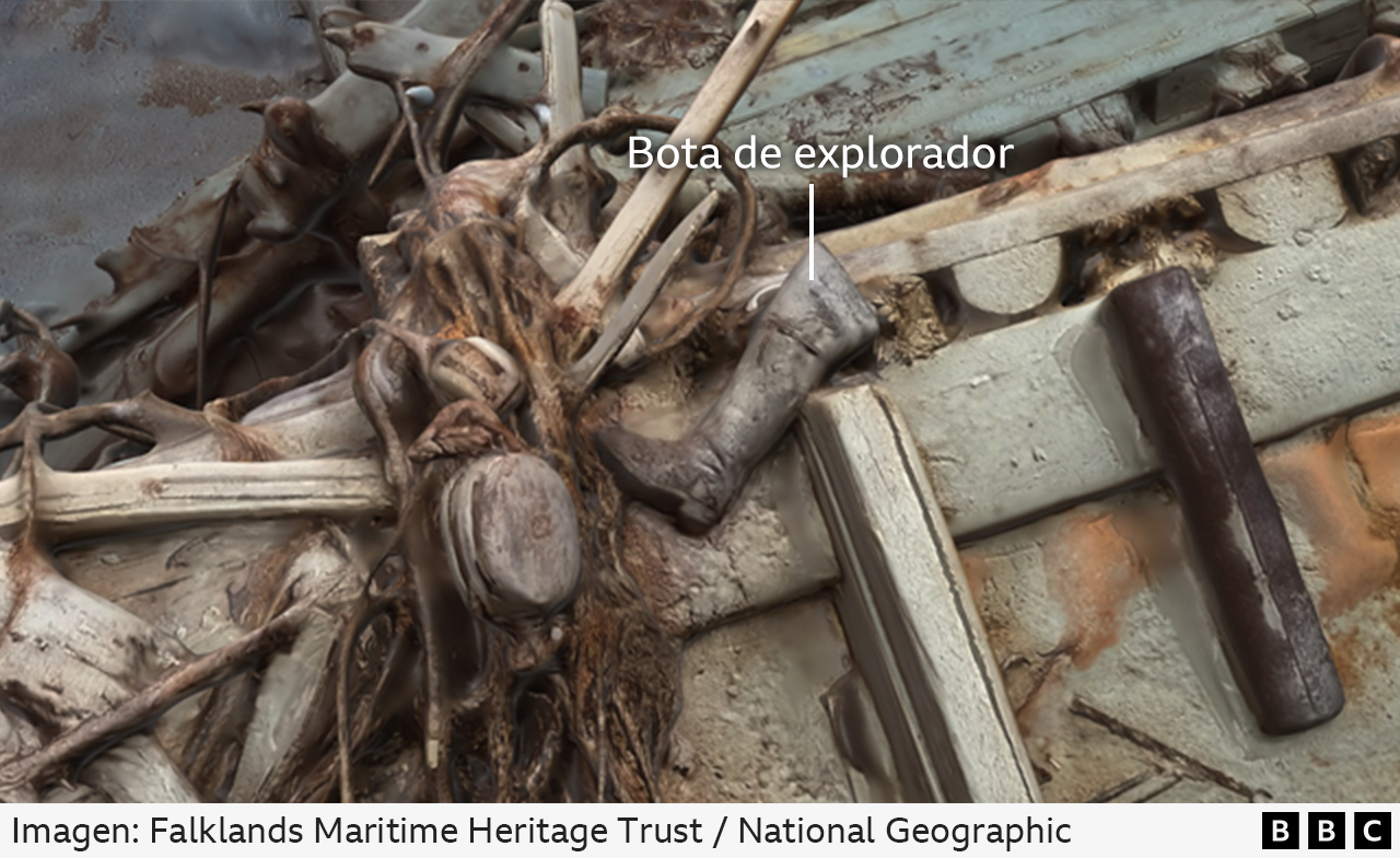 Bota de explorador entre los restos del barco