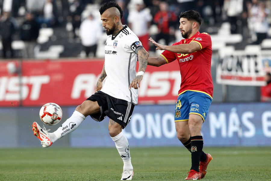 Arturo Vidal jugando ante la Unión Española