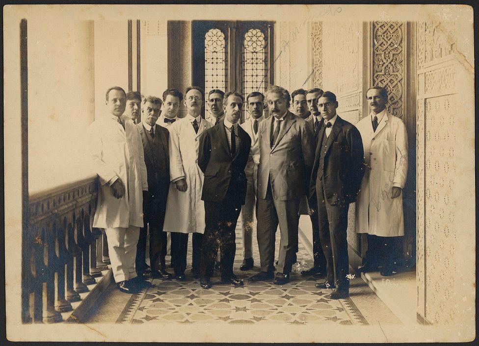 Einstein junto a un grupo de hombres