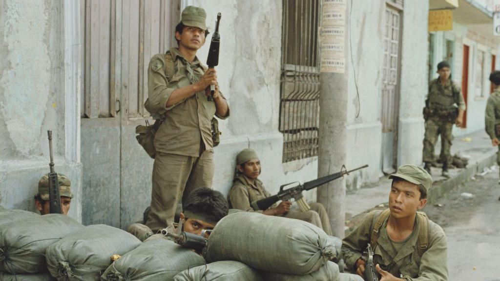 Soldados del ejército salvadoreño durante una ofensiva del FMLN en 1989. 