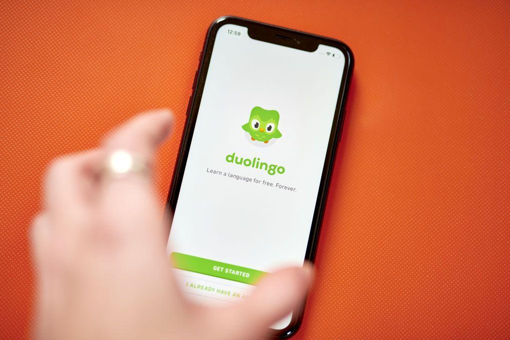 Duo, la mascota del búho verde de Duolingo.