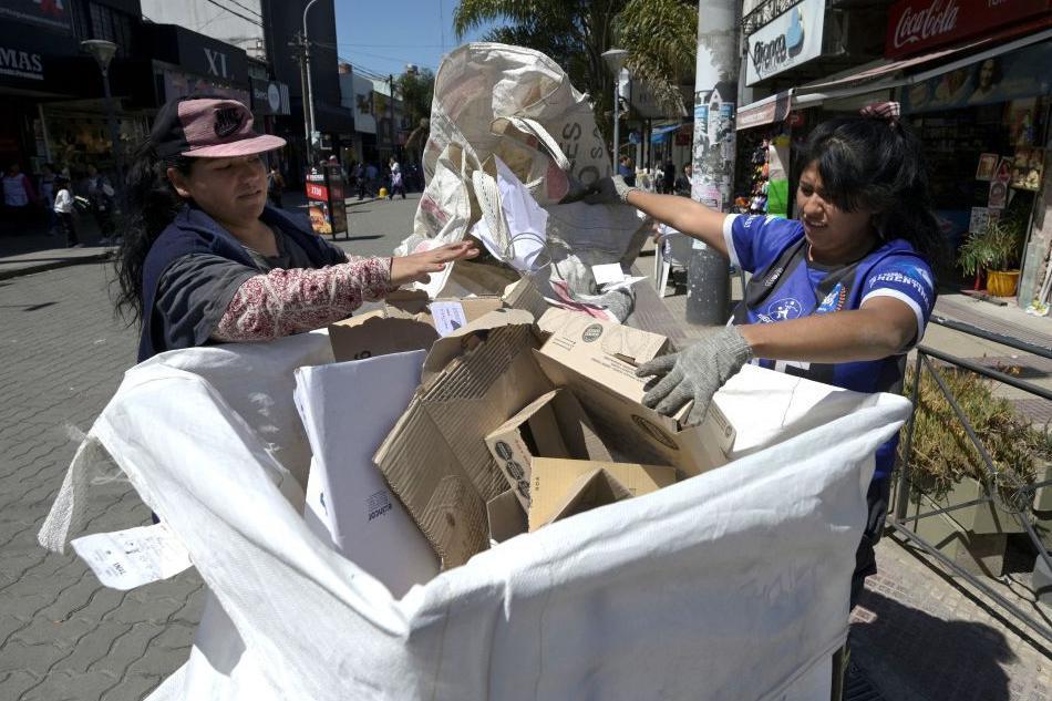 Dos "cartoneras", o recicladoras urbanas, en La Matanza, Buenos Aires