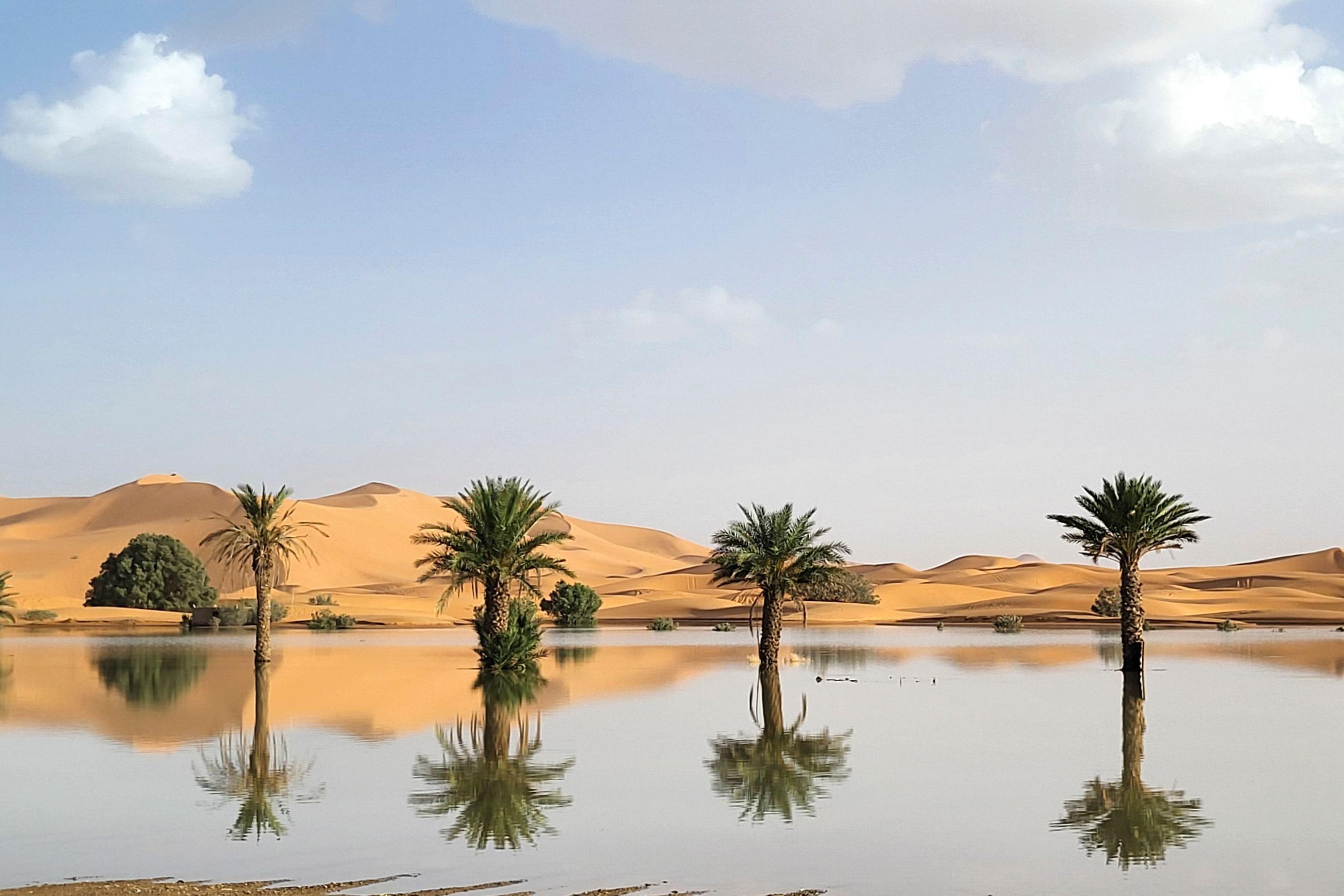 Acumulación de agua en el desierto de Sahara. 