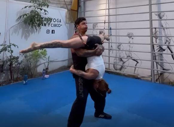 Julián Moreno entrenando una acrobacia con una pareja