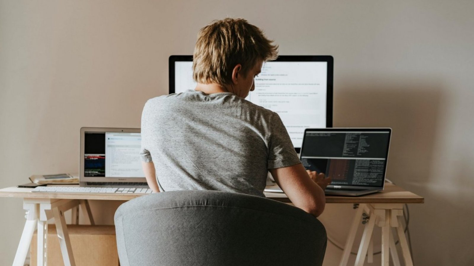 Hombre en escritorio trabajando remotamente