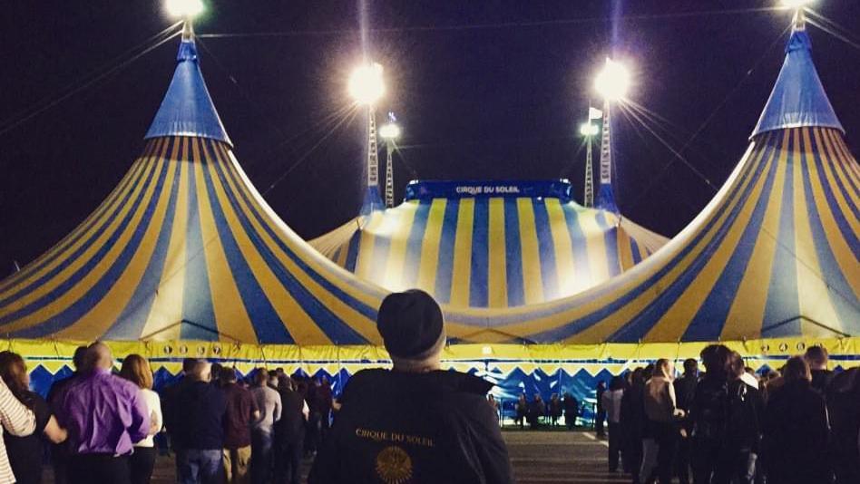 Julián Moreno de espaldas a la cámara, frente a la carpa del Cirque du Soleil