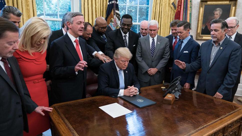 El presidente de Estados Unidos, Donald Trump, y líderes religiosos rezan en la Oficina Oval de la Casa Blanca, 1 de septiembre de 2017.