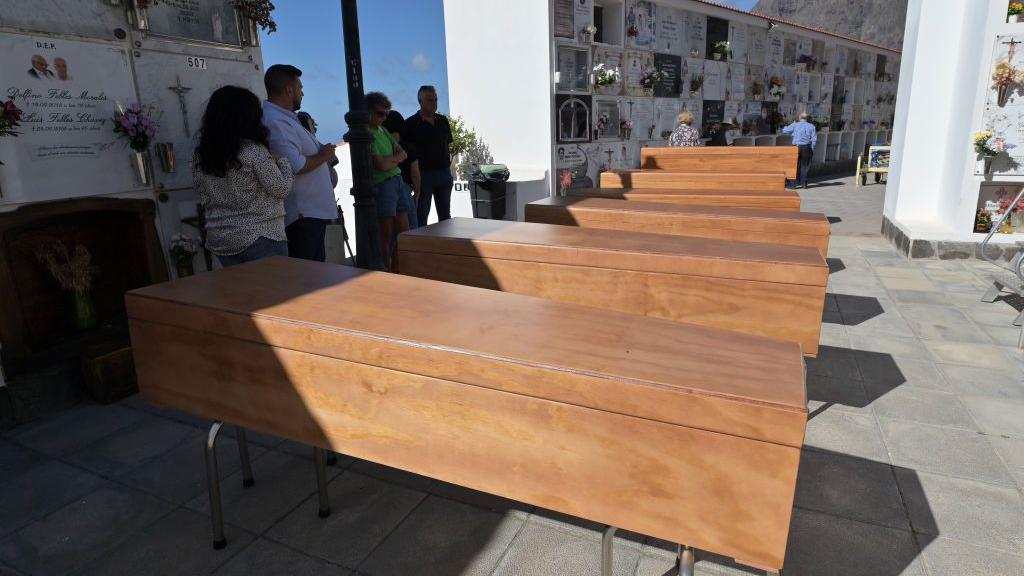 Entierro de 6 migrantes fallecidos en un naufragio el pasado 28 de septiembre en el cementerio de La Frontera, en El Hierro, Islas Canarias, España.