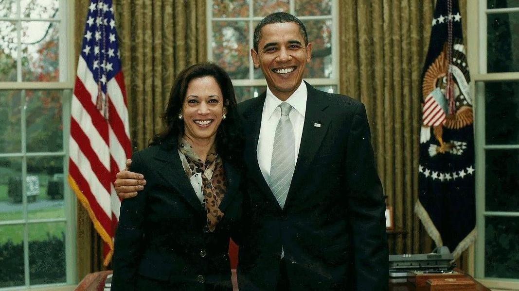 Harris y Obama en la Oficina Oval después de que ganara la presidencia.