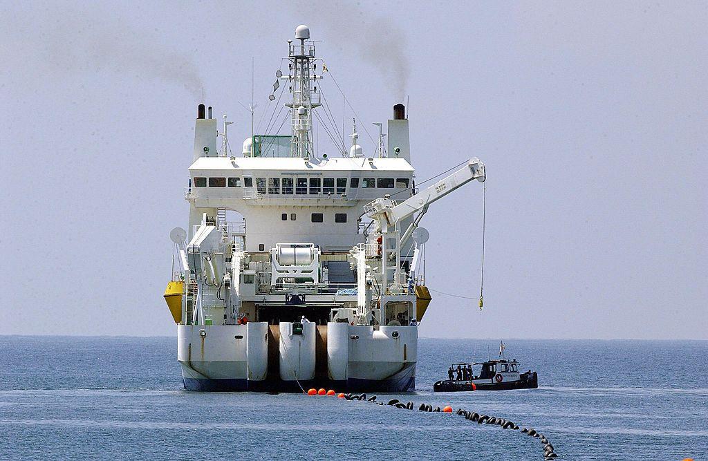 Un barco desde el que se arreglan los cables submarinos