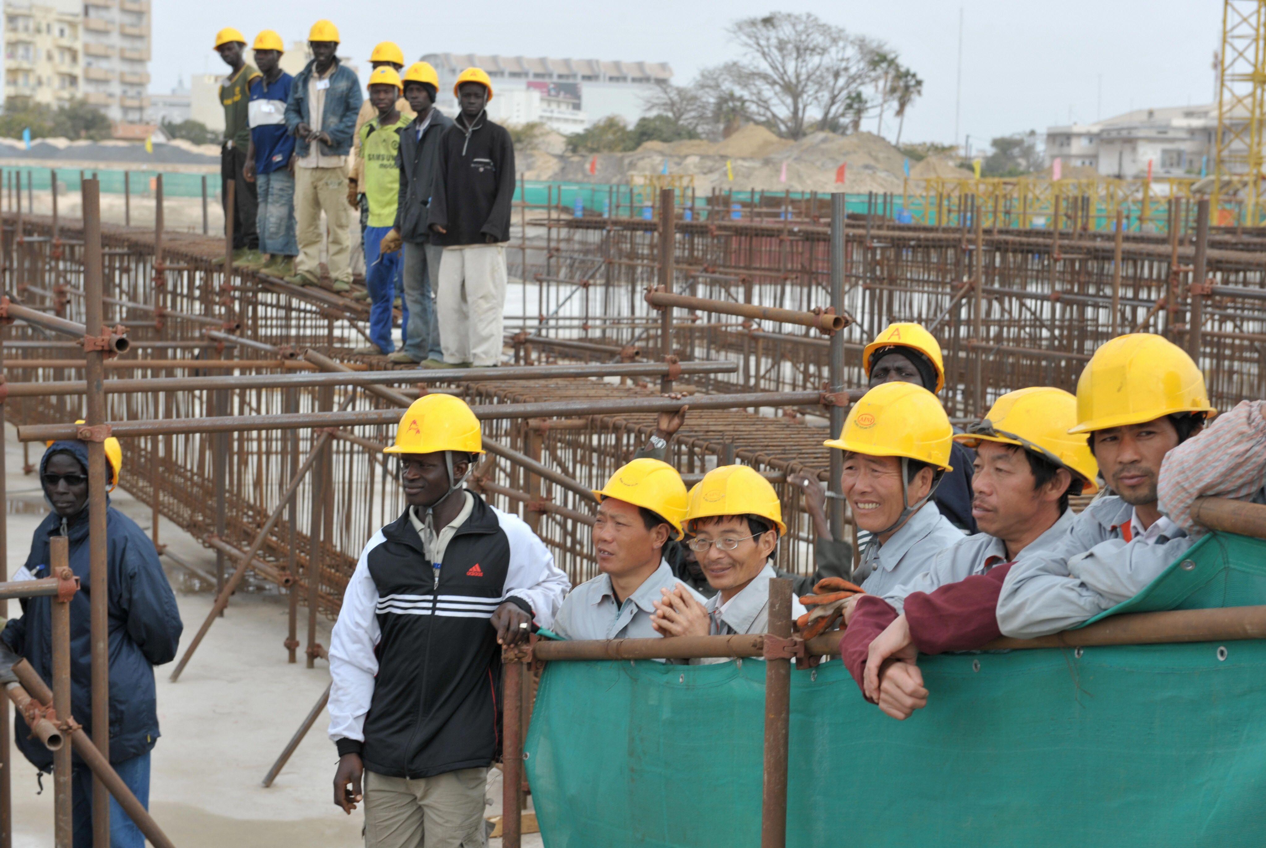 Trabajadores chinos y senegaleses durante la construcción del Teatro Nacional en Senegal