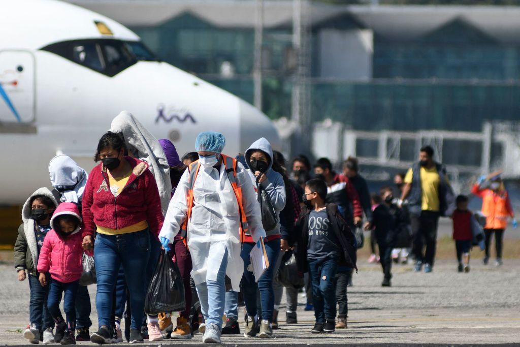 Personas descienden de un avión. 