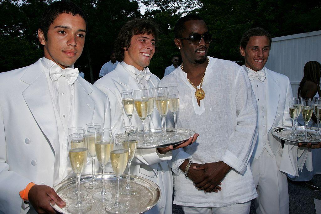 Diddy con meseros en una de sus fiestas