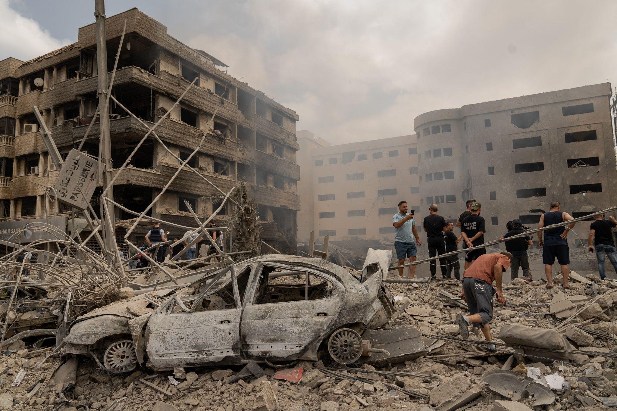 Un ataque aéreo en el borde de la zona de Dahieh destruyó completamente un edificio y dañó los edificios adyacentes, incluida una gran clínica de ginecología.