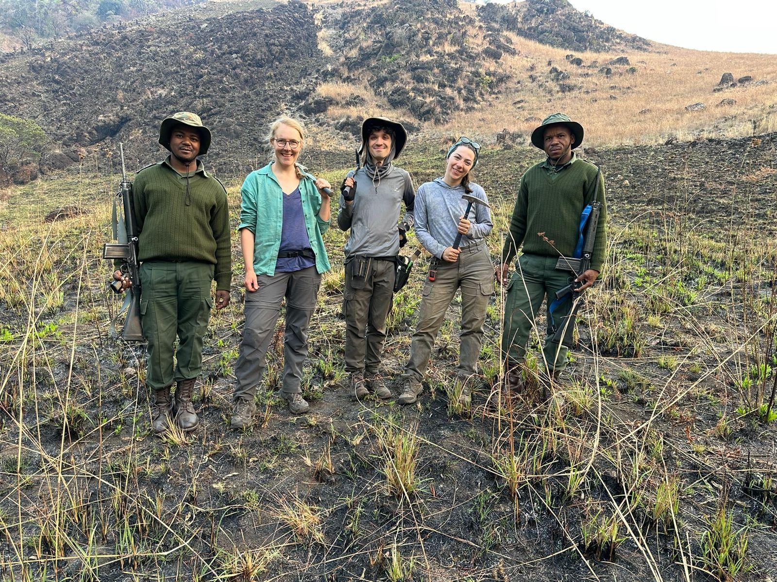 El equipo viajaba con guardias forestales que podían protegerles de animales salvajes como elefantes o rinocerontes.