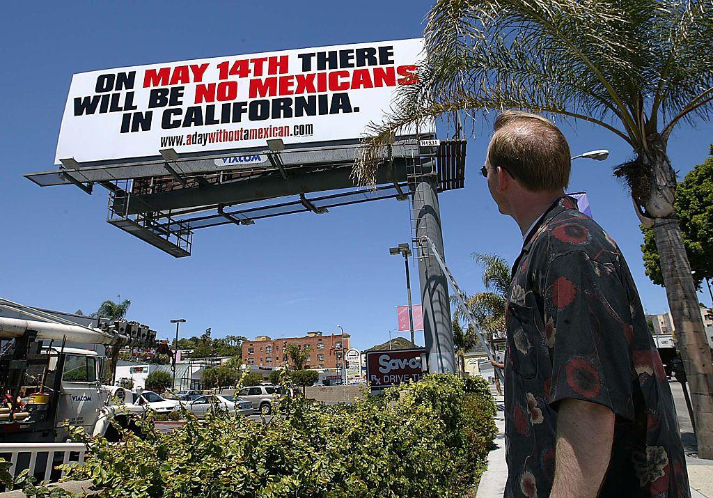 Un cartel que dice: “El 14 de mayo no habrá mexicanos en California”, en Hollywood, California, en 2004.