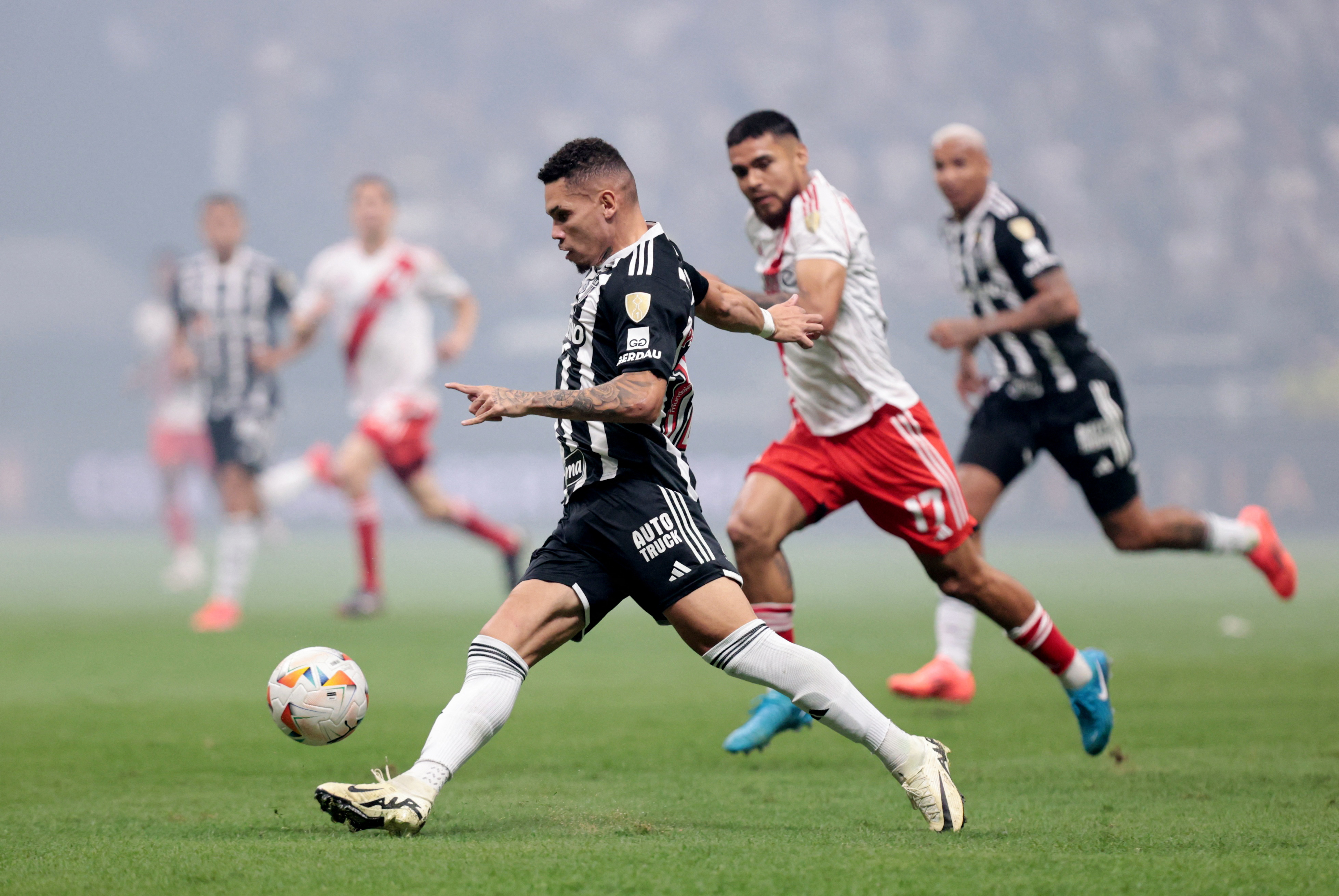 Paulo Díaz defendiendo ante Atlético Mineiro