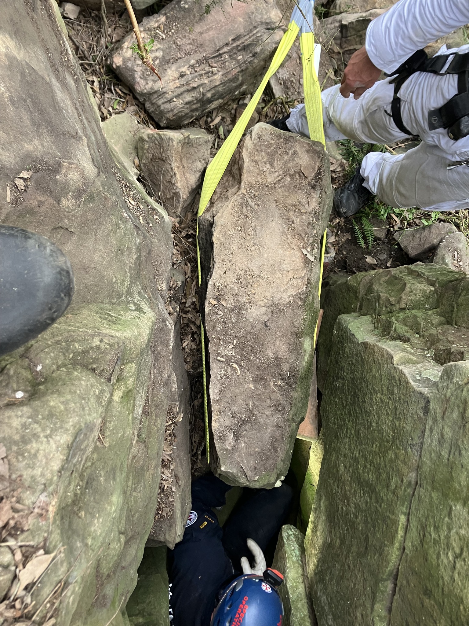 Rescate mujer australiana moviendo rocas