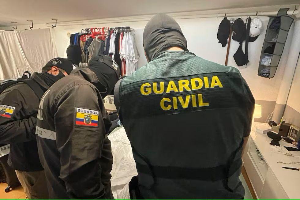 Miembros de la policía española y ecuatoriana. 